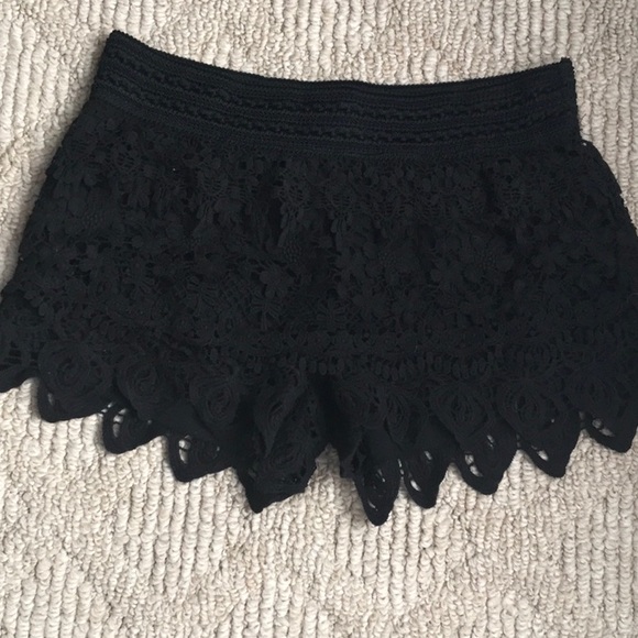 No Boundaries Pants - Black lace skort